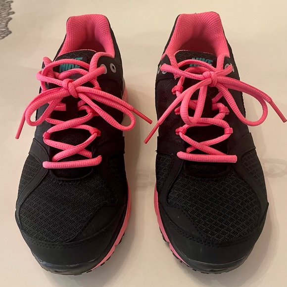 Nike Lunarlon Hot Pink and Black sneakers. - Picture 4 of 9